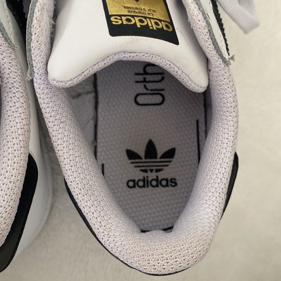 Adidas LIKE NEW Kids size US 13.5 sneakers - Picture 5 of 8